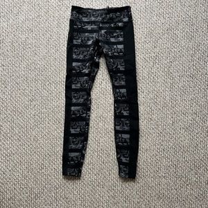 Nike Black and Gray Patterned Leggings